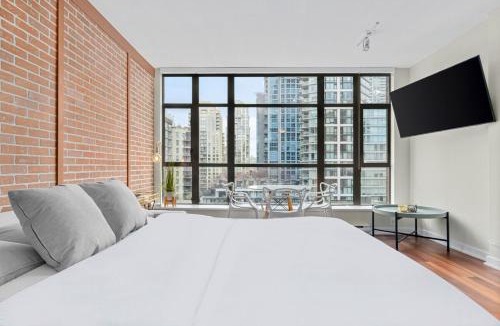 Downtown Vancouver Apartment | Modern Downtown Condo near Granville Street for 5 Guests