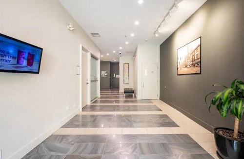 Downtown Vancouver Apartment | Modern Downtown Condo near Granville Street for 5 Guests