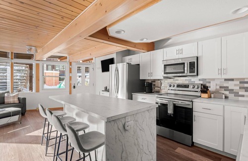 Aspen Condo | Modern Downtown Mountainside 3BR 2BA Apartment w/Parking in Aspen Sleeps 8 GREAT