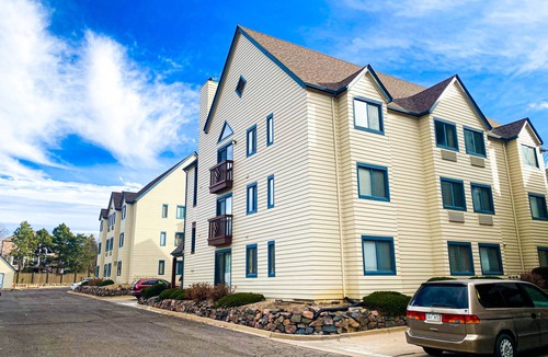 Greenwood Village Apartment | Modern DTC King Studio with Wet Bar, Pool, Light Rail