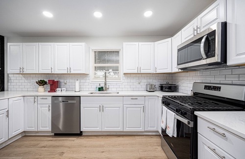 Hilliard House | Modern Elegance Spacious 4BR with Hot Tub and screened porch & Pool Table