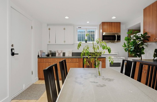 Kerrisdale House | Modern Family Stay 4BR Home in Vancouver