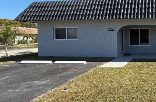 Tamarac House | Modern Fully Furnished Midterm 3BR Home w/King Bed, Patio & Free Parking