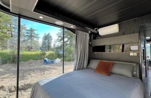 Okanagan-Similkameen Hotel | Modern Glass Pod on Vineyard