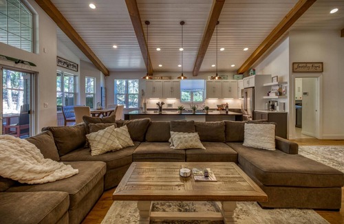 Pagosa Springs House | Modern Home with Hot tub and fireplace