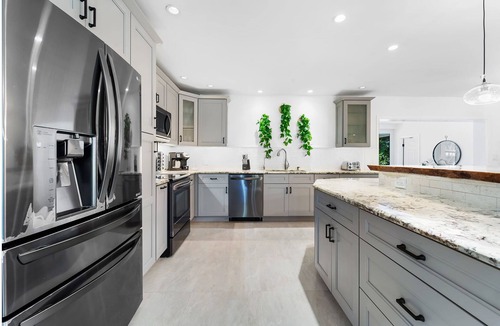 Davie House | Modern house w/pool & volleyball court