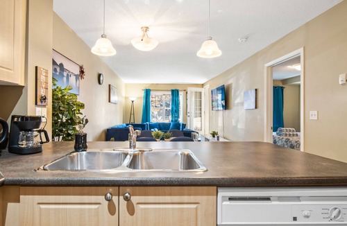 Southwest Edmonton Condo | Modern King Bed Suite W/Dsy,Wifi,UGPrkg Enjoy