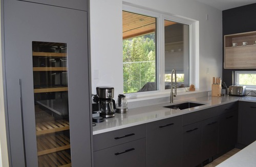 Sea to Sky Highway House | Modern Luxury Mountain Retreat with Private Hot Tub/Pool Table/Media Room