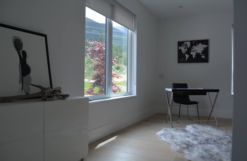 Sea to Sky Highway House | Modern Luxury Mountain Retreat with Private Hot Tub/Pool Table/Media Room