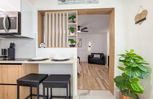 Pembroke Pines Apartment | Modern Luxury Studio Kitchen, Wi-Fi & Private Parking