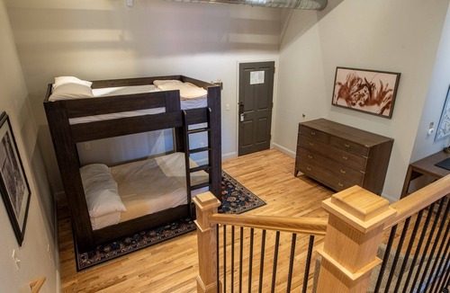 Glenwood Springs Hotel | Modern Mountain Retreat Near Glenwood Adventure & Riverwalk Fun