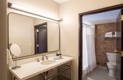 Glenwood Springs Hotel | Modern Mountain Retreat Near Glenwood Adventure & Riverwalk Fun