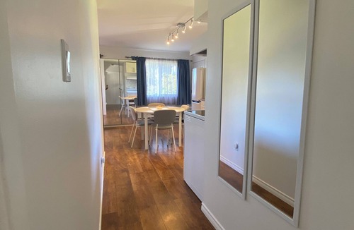 Central Lonsdale House | Modern North Van Suite w/Free Parking & Transit
