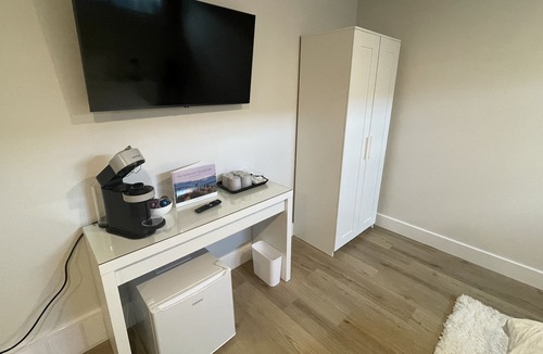 Vernon House | Modern & Private Townhouse Getaway - Minutes to Kal Beach & Rail Trail
