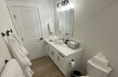 Vernon House | Modern & Private Townhouse Getaway - Minutes to Kal Beach & Rail Trail