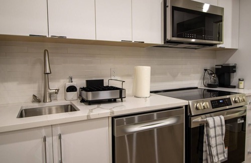 Renfrew Apartment | Modern Renfrew Retreat: Private 1BR/1BA Suite