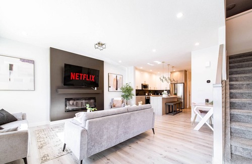 Southwest Edmonton House | Modern Retreat - 3 King Beds - Garage - WiFi - Sleeps 10!