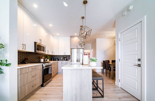 Southwest Edmonton House | Modern Retreat - 3 King Beds - Garage - WiFi - Sleeps 10!