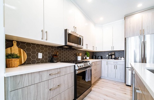 Southwest Edmonton House | Modern Retreat - 3 King Beds - Garage - WiFi - Sleeps 10!