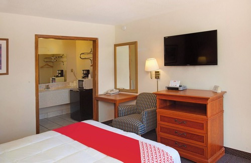 Guymon Hotel | Modern Room for Couples – Great Value off Highway 54!