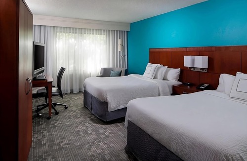 Boca Raton Hotel | Modern Room Perfect for Relaxing Getaways: Heated Pool, On-Site Market & More