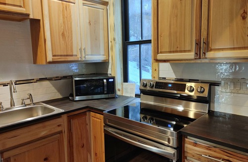 Bailey Cabin | Modern Rustin Cabin with stream running through it!