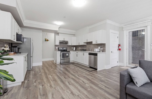 White Rock House | Modern Seaside Sanctuary | 1 BR Executive Suite near White Rock beach