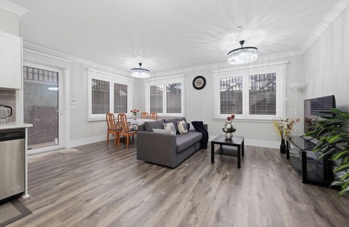 White Rock House | Modern Seaside Sanctuary | 1 BR Executive Suite near White Rock beach