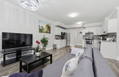 White Rock House | Modern Seaside Sanctuary | 1 BR Executive Suite near White Rock beach
