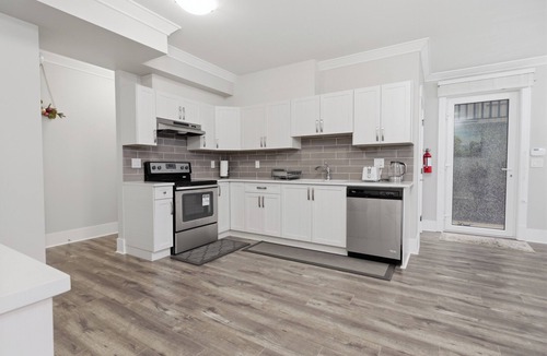 White Rock House | Modern Seaside Sanctuary | 1 BR Executive Suite near White Rock beach