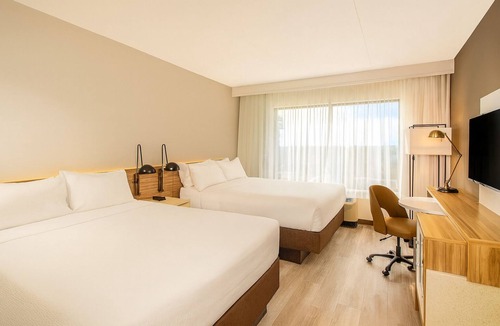 Dania Beach Hotel | Modern & Spacious Unit with Rooftop Pool | Free Parking | Close to Airport