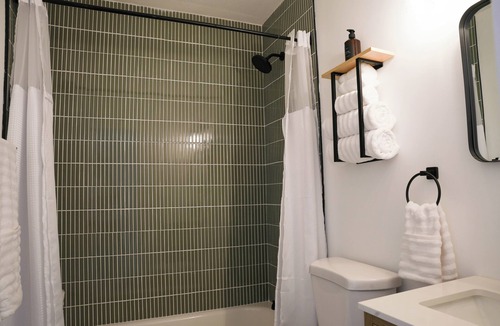 Old Northwood Historic District Hotel | Modern & Spacious 1BR + Sofa Bed