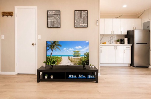 Royal Poinciana House | Modern Studio Escape - Parking Included