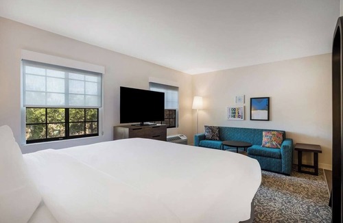 Acres Green Hotel | Modern Studio Perfect for Couple Stay w/Outdoor Pool Access