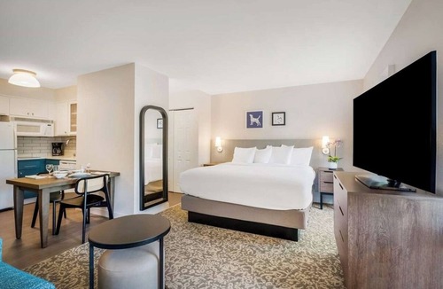Acres Green Hotel | Modern Studio Perfect for Couple Stay w/Outdoor Pool Access