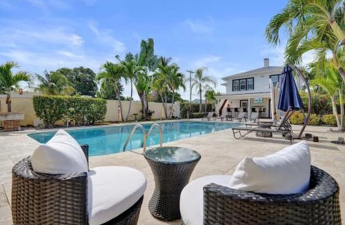 Mango Groves Apartment | Modern Studio w Kitchen and Pool at Lake Worth