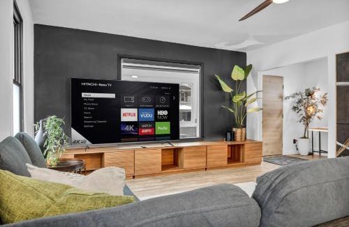 Akron House | Modern Stylish Urban Haven 4 Bedroom 2 Bath - Dog Friendly