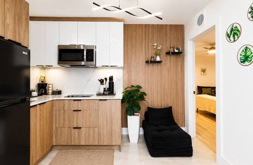 Pembroke Pines Apartment | Modern Suite | King Bed | Free Parking