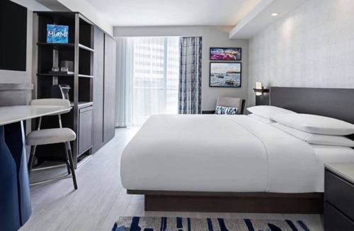 Brickell Hotel | Modern Suite | Steps to Brickell City Centre & Bayfront, Pool & Gym