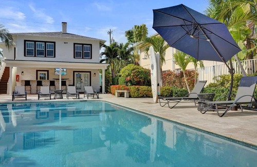 Mango Groves Apartment | Modern Suite w Patio & Pool 2 Queen Beds