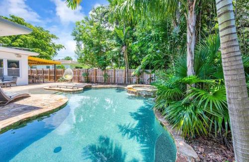 El Portal House | Modern Tropical Pool House North Miami Hot Tub