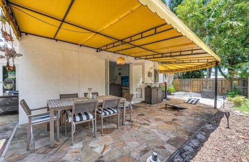 El Portal House | Modern Tropical Pool House North Miami Hot Tub