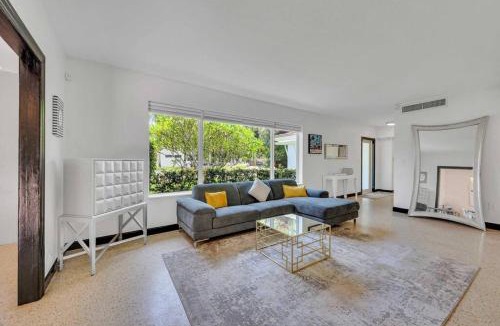 El Portal House | Modern Tropical Pool House North Miami Hot Tub