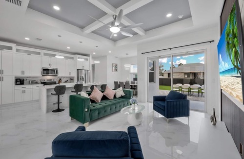 Sunshine House | Modern Vacation Home Fully Fences Near Airport