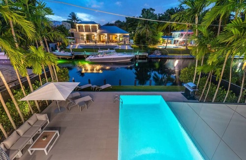 Northeast Coconut Grove Villa | Modern waterfront Villa w/Pool and Gym, Sleeps 8.