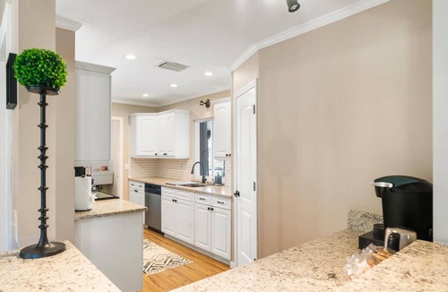 Tropic Palms House | Modern Zen Theme 1 mile from beach with jacuzzi