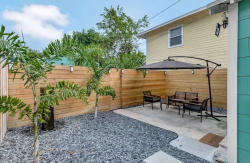 Lake Worth Cottage | ModernTropic Cottage w/Private Fenced Yard & 4KTV