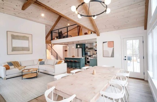 North Conway House | Moon Meadow Farmhouse: luxury getaway w/hot tub