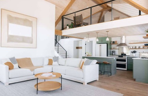 North Conway House | Moon Meadow Farmhouse: luxury getaway w/hot tub