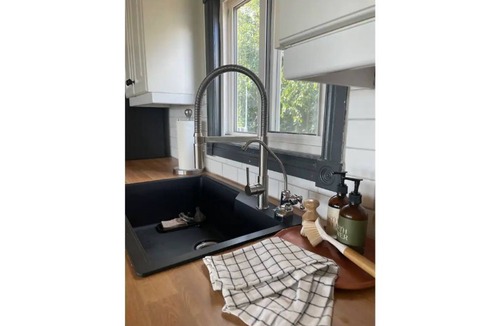 St. Paul Cottage | MooseHaven Lake house. Hot tub + Stunning views